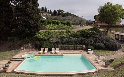 Cottage Botinaccio: L'Eau, Plante, Propriété, Ciel, Piscine, Arbre, Nuage, Herbe, Rectangle, Loisir