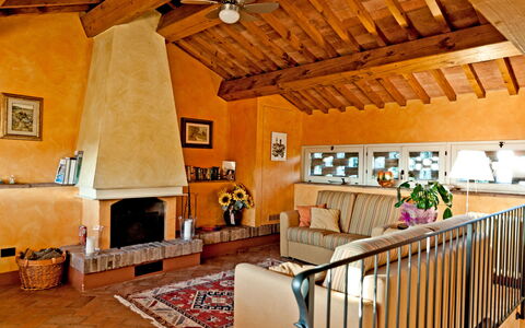 Cottage Botinaccio: Propriété, Meubles, Canapé, Bâtiment, Bois, Design Intérieur, Cadre, Salon, Mur, Fenêtre