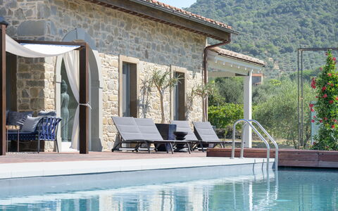 Villa Lilli & Spa: L'Eau, Plante, Meubles, Bâtiment, Bleu Azur, Piscine, Ombre, Mobilier De Jardin, Chaise, Chalet