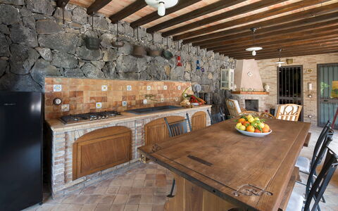 Oasi Verde - Santa Maria La Stella, Sicilia: Table, Meubles, Propriété, Canapé, Bois, Design Intérieur, Chaise, Salon, Plante D'Appartement, Sol