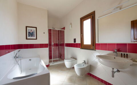 Mirabilia - Tangi, Sicilia: Luminaire Plomberie, Évier, Miroir, Salle De Bains, Robinet, Violet, Design Intérieur, Lavabo, Sol