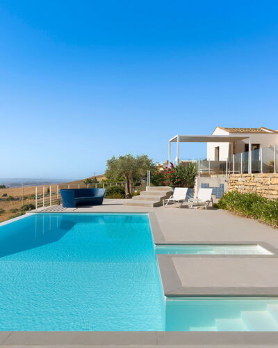 Mirabilia - Tangi, Sicilia: Ciel, L'Eau, Bâtiment, Plante, Piscine, Bleu Azur, Ombre, Mobilier De Jardin, Station Balnéaire, Loisir