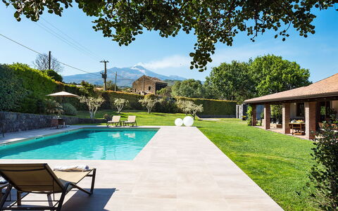 Casa Bedda - Viagrande, Sicilia: L'Eau, Plante, Ciel, Propriété, Bâtiment, Piscine, Arbre, Nuage, Ombre, Herbe