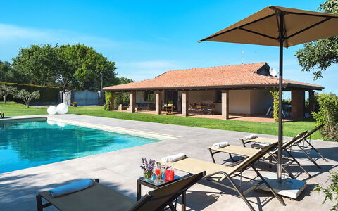 Casa Bedda - Viagrande, Sicilia: Plante, L'Eau, Ciel, Propriété, Nuage, Bâtiment, Ombre, Arbre, Loisir, Piscine