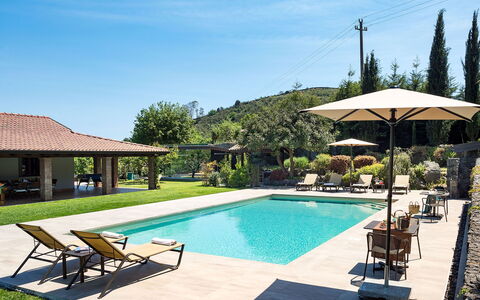 Casa Bedda - Viagrande, Sicilia: L'Eau, Ciel, Plante, Meubles, Piscine, Nuage, Bleu Azur, Chaise, Arbre, Ombre