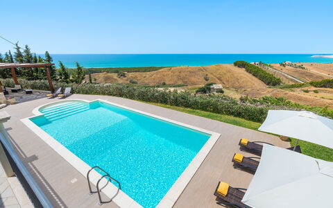 Villa Vistamare - Montallegro, Sicilia: L'Eau, Ciel, Plante, Bâtiment, Bleu Azur, Piscine, Mobilier De Jardin, Rectangle, Ombre, Chaise