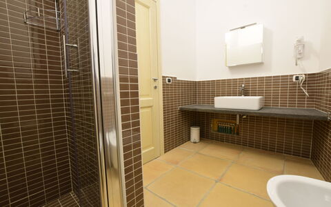Luisa Apartment In Budoni, Shared Pool: Évier, Miroir, Salle De Bains, Luminaire Plomberie, Design Intérieur, Sol, Sol, Robinet, Ligne, Mur