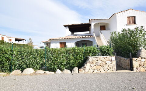 Luisa Apartment In Budoni, Shared Pool: Zone Résidentielle, Domicile, Toit, Biens, Aménagement Paysager, Villa, Ombre, Balcon, Hacienda, Allée