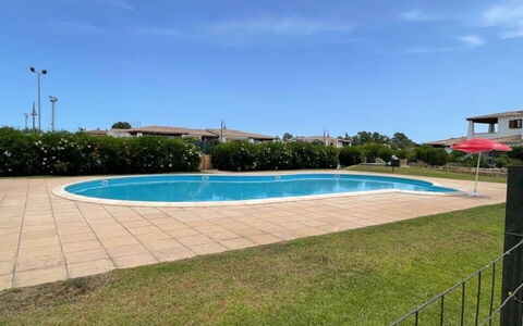 Luisa Apartment In Budoni, Shared Pool: L'Eau, Ciel, Plante, Piscine, Nuage, Bâtiment, Ombre, Rectangle, Herbe, Arbre