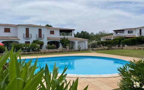 Luisa Apartment In Budoni, Shared Pool: L'Eau, Nuage, Plante, Ciel, Propriété, Bâtiment, Piscine, Bleu Azur, Fenêtre, Plan D'Eau