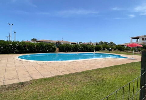 Luisa Apartment In Budoni, Shared Pool: L'Eau, Ciel, Plante, Piscine, Nuage, Bâtiment, Ombre, Rectangle, Herbe, Arbre