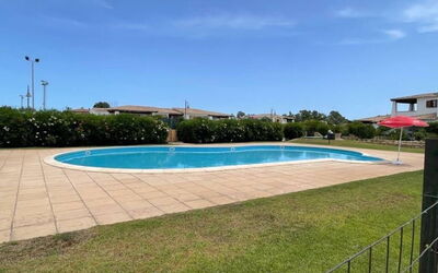 Luisa Apartment In Budoni, Shared Pool: L'Eau, Ciel, Plante, Piscine, Nuage, Bâtiment, Ombre, Rectangle, Herbe, Arbre