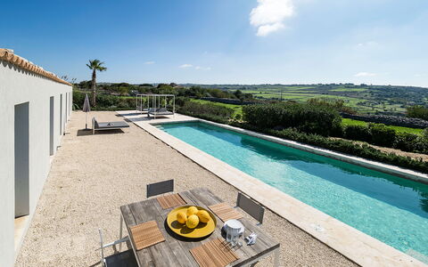 Villa Carmelita - Ragusa, Sicilia: L'Eau, Ciel, Nuage, Plante, Propriété, Bleu Azur, Bâtiment, Piscine, Mobilier De Jardin, Chaise