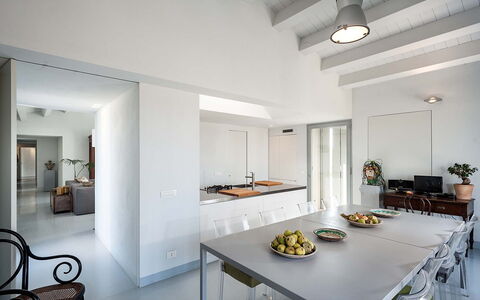 Villa Carmelita - Ragusa, Sicilia: Table, Propriété, Meubles, Plante D'Appartement, Design Intérieur, Cuisine, Bois, Aliments, Salon, Sol