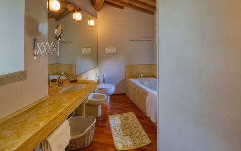 Villa Maestosa - Camaiore, Toscana: Luminaire Plomberie, Robinet, Évier, Miroir, Bois, Design Intérieur, Salle De Bains, Sol, Sol, Dur