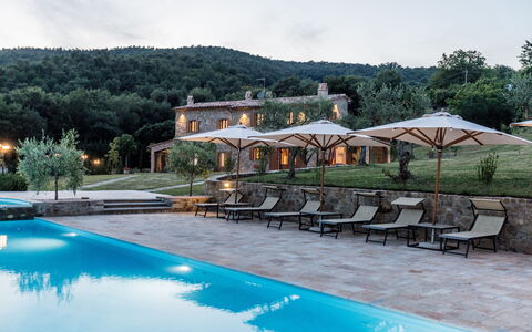 Villa Niccione: L'Eau, Ciel, Nuage, Plante, Propriété, Bâtiment, Piscine, Arbre, Arecales, Station Balnéaire