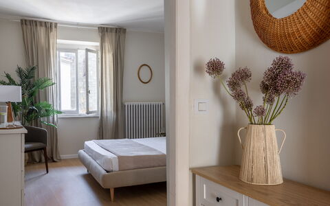 Lucca Old Town Apartment - Lucca, Toscana: Meubles, Design Intérieur, Chambre, Bois, Lit, Sol, Sol, Pièce, Domicile, Éclairage