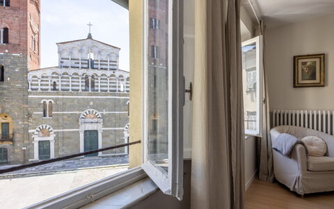 Lucca Old Town Apartment - Lucca, Toscana: Mur, Appartement, Balcon, Daylighting