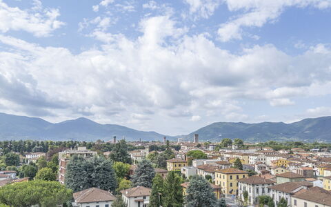 Lucca Old Town Apartment - Lucca, Toscana: Ciel, Montagnes Relief, Montagne, Colline, Zone Résidentielle, Ville, Chaîne De Montagnes, Nuage, Établissements Humains, Station De Montagne