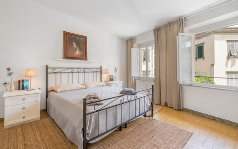 Lucca Old Town Apartment - Lucca, Toscana: Propriété, Meubles, Cabinetry, Fenêtre, Confort, Bois, Cadre De Lit, Design Intérieur, Sol, Sol