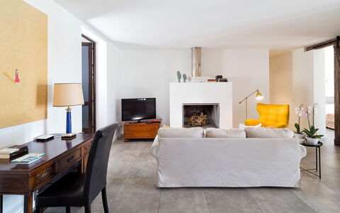 Casa Cortese - Noto, Sicilia: Table, Plante, Bois, Sol, Immobilier, Confort, Sol, Dur, Salon, Plante D'Appartement