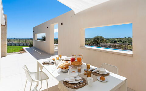 Villa Argento - Rosolini, Sicilia: Table, Meubles, Propriété, Ciel, Vaisselle, Aliments, Bâtiment, Chaise, Ombre, Fenêtre
