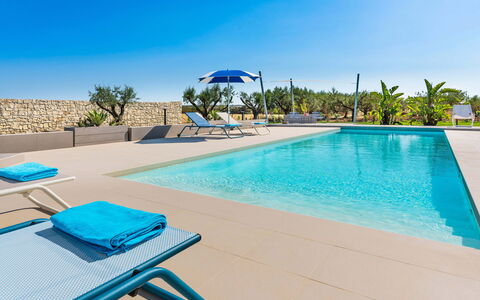 Casa Colori - Noto, Sicilia: L'Eau, Ciel, Propriété, Bleu, Piscine, Plante, Bleu Azur, Mobilier De Jardin, Arbre, Balancelle