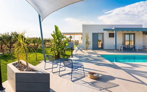 Casa Colori - Noto, Sicilia: Ciel, Jour, Propriété, Nuage, Plante, Bâtiment, Bleu Azur, Ombre, Piscine, Design Intérieur
