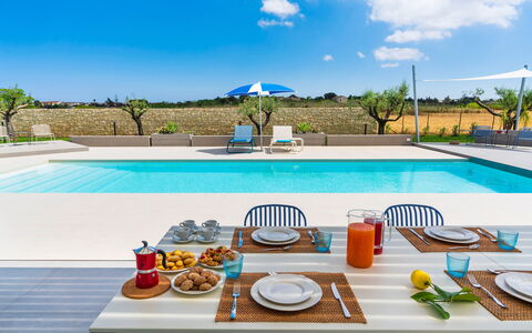 Casa Colori - Noto, Sicilia: Plante, L'Eau, Ciel, Propriété, Table, Vaisselle, Nuage, Bleu Azur, Piscine, Mobilier De Jardin
