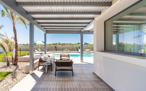 Casa Colori - Noto, Sicilia: Plante, Propriété, Table, Design Intérieur, Ombre, Bâtiment, Condominium, Zone Résidentielle, Chaise, Ciel