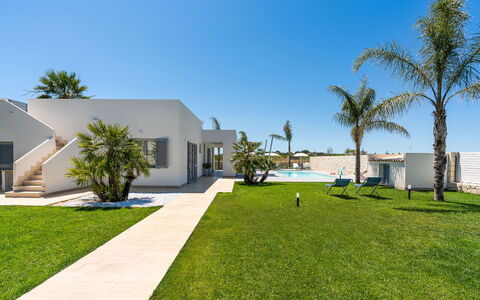 Villa Le Palme - Noto, Sicilia: Ciel, Plante, Bâtiment, Bleu Azur, Arbre, Lot Terre, Arecales, Design Urbain, Herbe, Zone Résidentielle
