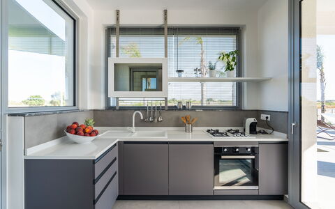 Villa Le Palme - Noto, Sicilia: Evier, Robinet, Évier, Cabinetry, Comptoir, Propriété, Fenêtre, Cuisine, Design Intérieur, Cuisinière