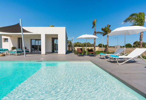 Villa Le Palme - Noto, Sicilia: L'Eau, Ciel, Propriété, Plante, Piscine, Bleu Azur, Bleu, Bâtiment, Mobilier De Jardin, Ombre