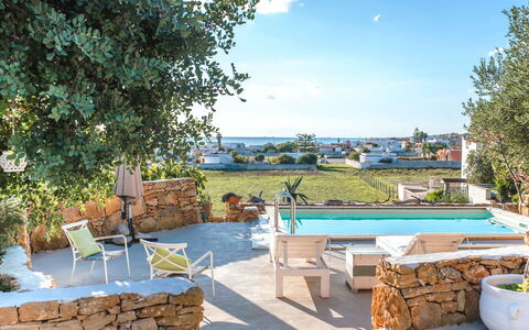 Villa Trullo - Torricella, Puglia: L'Eau, Plante, Ciel, Meubles, Nuage, Table, Chaise, Piscine, Mobilier De Jardin, Loisir