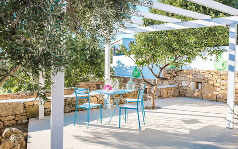 Villa Trullo - Torricella, Puglia: Plante, Table, Ombre, Chaise, Mobilier De Jardin, Tableau De Plein Air, Design Urbain, Arbre, Bois, Surface De La Route