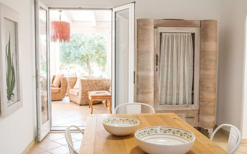 Villa Trullo - Torricella, Puglia: Meubles, Chaise, Bois, Orange, Design Intérieur, Ombre, Confort, Salon, Sol