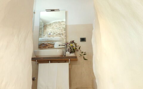 Villa Trullo - Torricella, Puglia: Fleur, Bâtiment, Plante, Salle De Bains, Bois, Sol, Plante D'Appartement, Maison, Plâtre, Sol