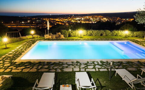 Casapietra - Scicli, Sicilia: L'Eau, Ciel, Piscine, Plante, Lumière, Bâtiment, La Nature, Bleu Azur, Arbre, Chaise