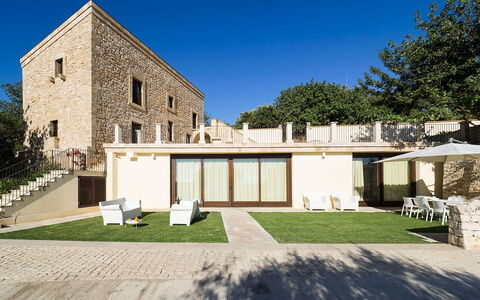 Casapietra - Scicli, Sicilia: Plante, Ciel, Bâtiment, Propriété, Arbre, Fenêtre, Lot Terre, Herbe, Porte, Maison
