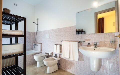 Casapietra - Scicli, Sicilia: Miroir, Luminaire Plomberie, Robinet, Évier, Propriété, Lavabo, Salle De Bains, Bois, Violet, Bâtiment