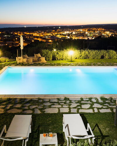 Casapietra - Scicli, Sicilia: L'Eau, Ciel, Piscine, Plante, Lumière, Bâtiment, La Nature, Bleu Azur, Arbre, Chaise