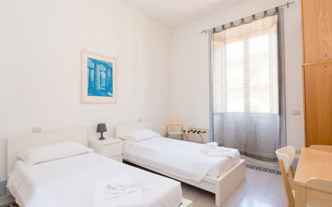 Angelico: Meubles, Propriété, Confort, Fenêtre, Bleu Azur, Textile, Ombre, Bois, Design Intérieur