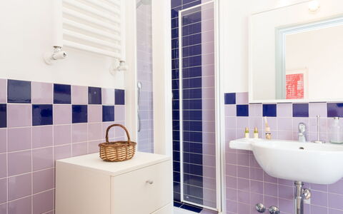 Angelico: Propriété, Blanc, Violet, Luminaire Plomberie, Bleu, Bleu Azur, Salle De Bains, Rectangle, Design Intérieur, Sol
