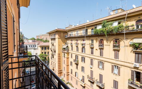 Angelico: Ciel, Bâtiment, Fenêtre, Design Urbain, Maison, Plante, Bois, Zone Résidentielle, Immobilier, Condominium