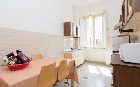 Angelico: Meubles, Table, Bois, Fenêtre, Cabinetry, Bâtiment, Sol, Cuisine, Sol, Chaise
