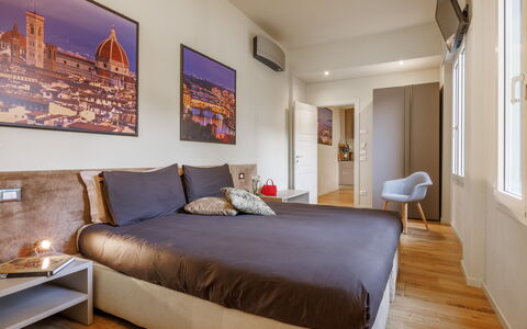 Lucy Florence Charming Modern Apartment Near Piazz: Meubles, Propriété, Confort, Cadre, Bleu Azur, Bois, Design Intérieur, Architecture, Sol, Sol