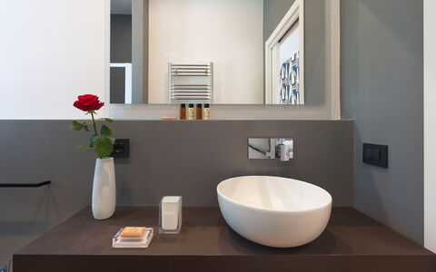 Villa Decoro - Mascali, Sicilia: Propriété, Robinet, Plante, Luminaire Plomberie, Évier, Design Intérieur, Lavabo, Bois, Table, Salle De Bains