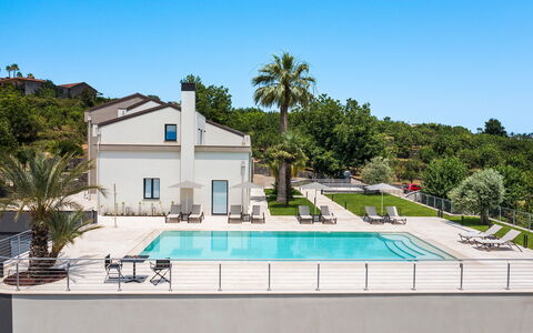 Villa Decoro - Mascali, Sicilia: Ciel, L'Eau, Plante, Propriété, Bâtiment, Piscine, Bleu Azur, Arbre, Maison, Rectangle