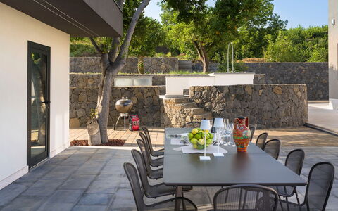 Villa Decoro - Mascali, Sicilia: Table, Meubles, Plante, Chaise, Pot De Fleur, Arbre, Plante D'Appartement, Design Intérieur, Tableau De Plein Air, Mobilier De Jardin