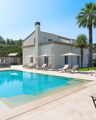 Villa Decoro - Mascali, Sicilia: L'Eau, Ciel, Propriété, Bâtiment, Plante, Piscine, Bleu Azur, Arbre, Ombre, Mobilier De Jardin